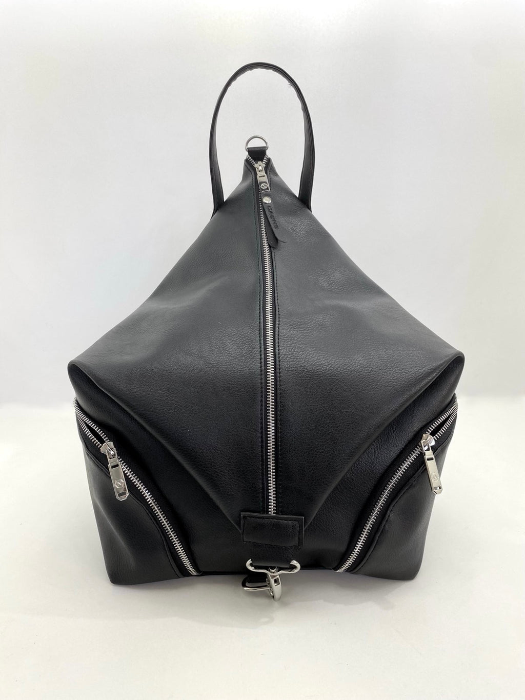 Раница в черен цвят