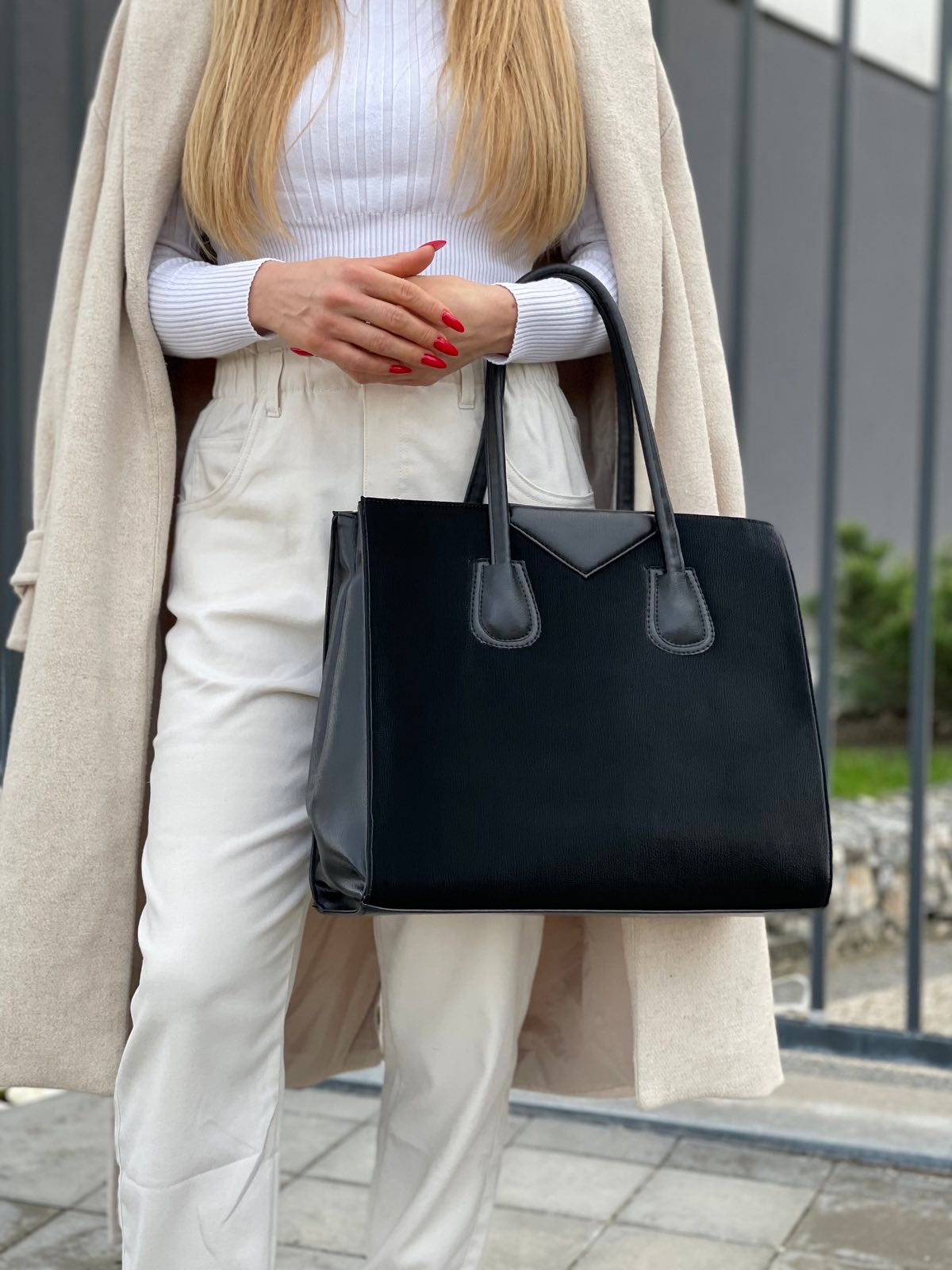 Дамска чанта с ефектна черна кожа