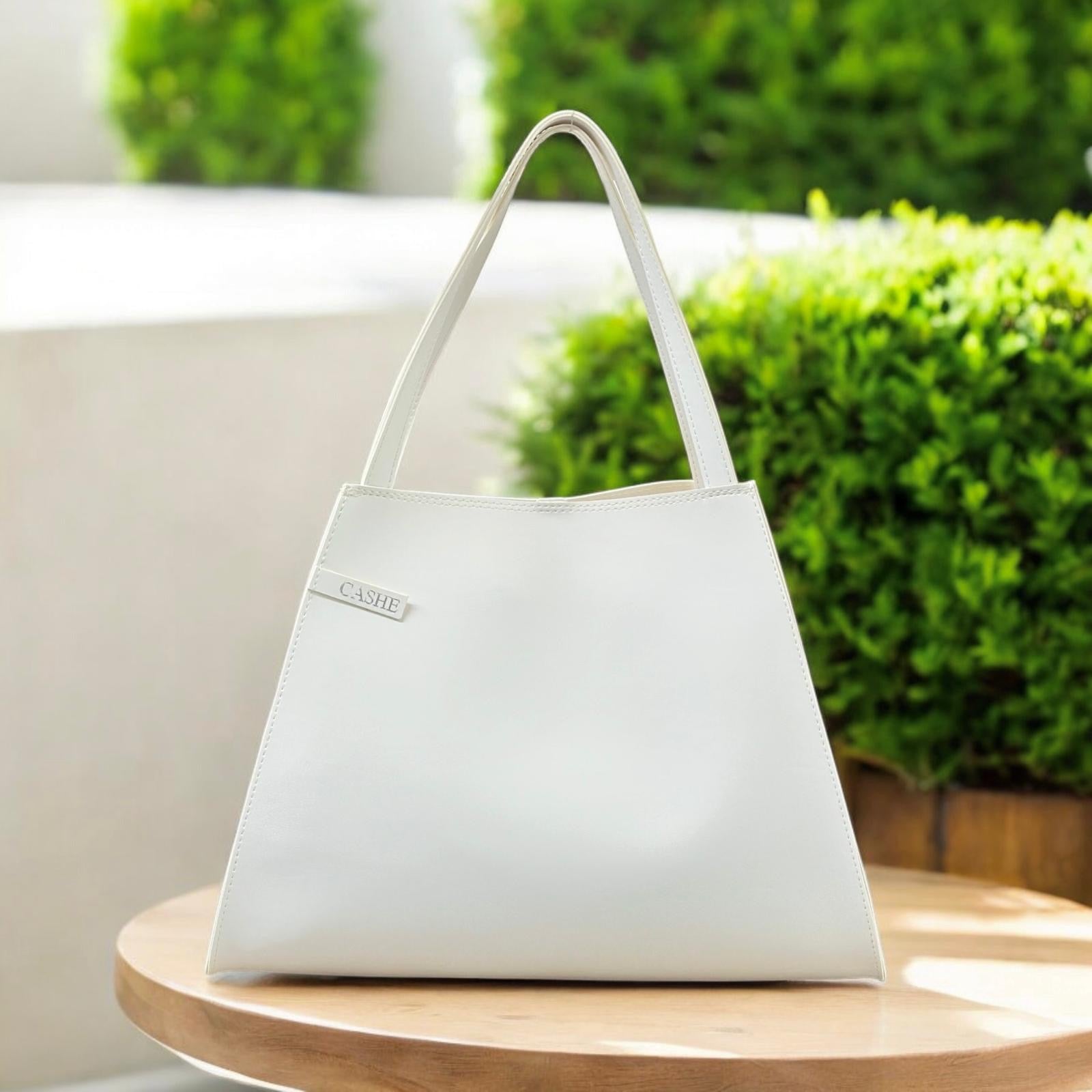 Дамска чанта в бяло