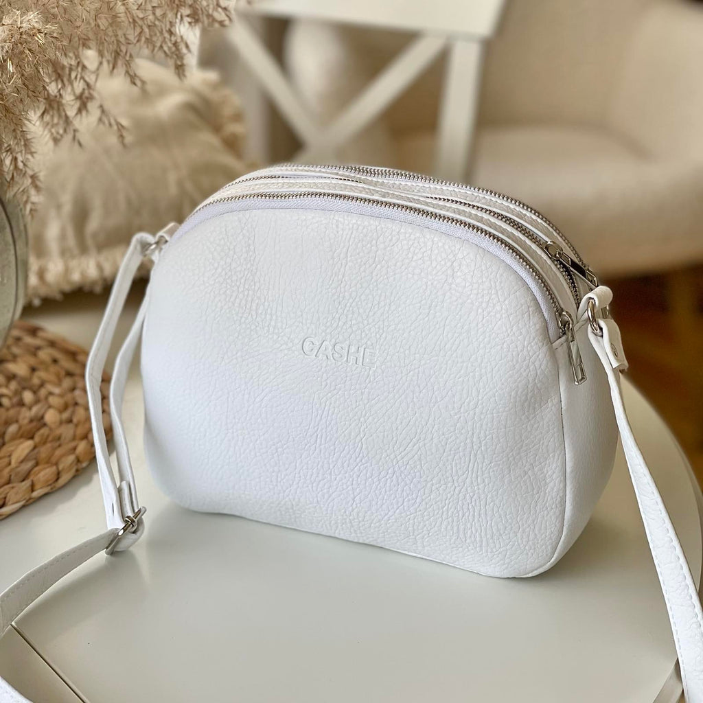 Чантичка в бяло