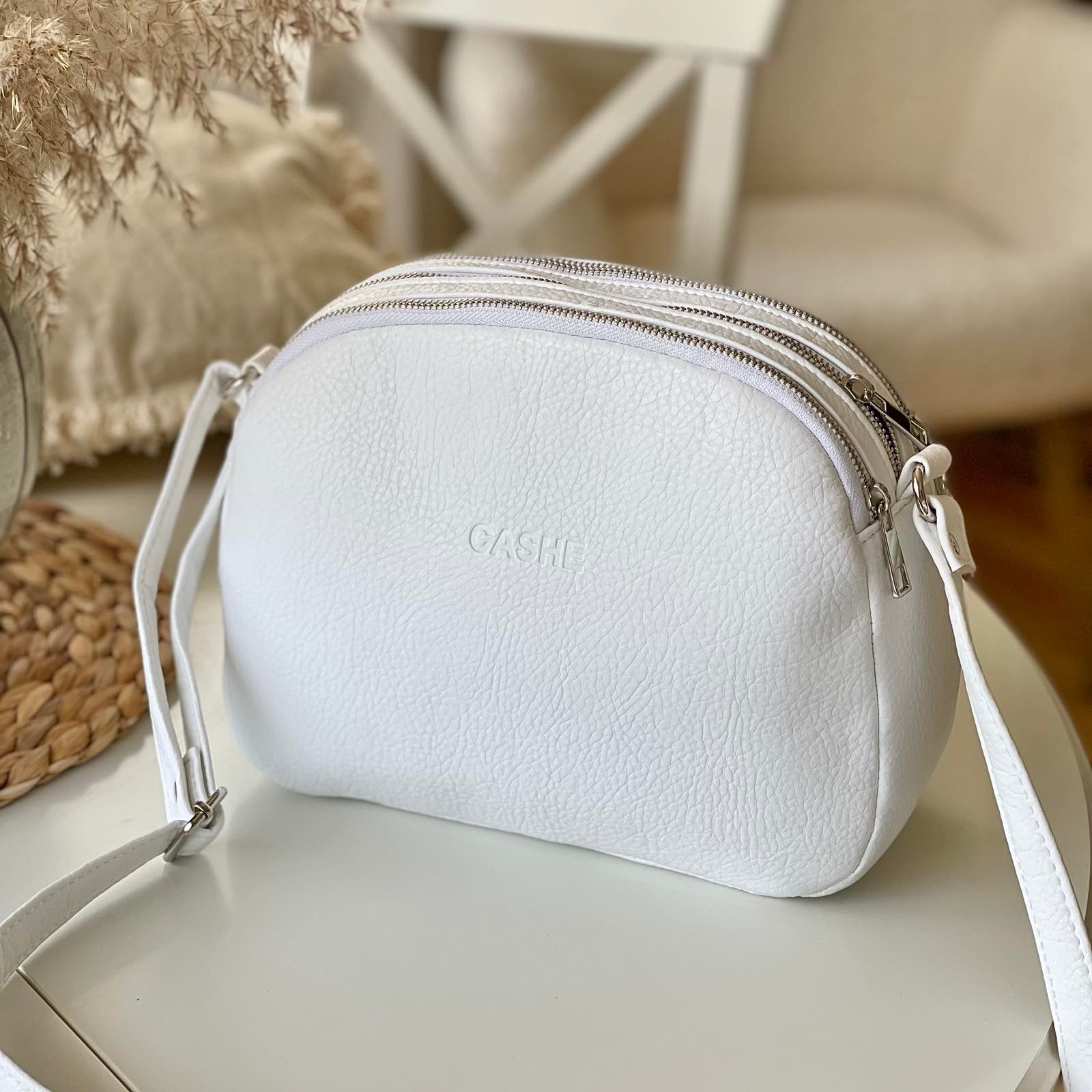 Чантичка в бяло