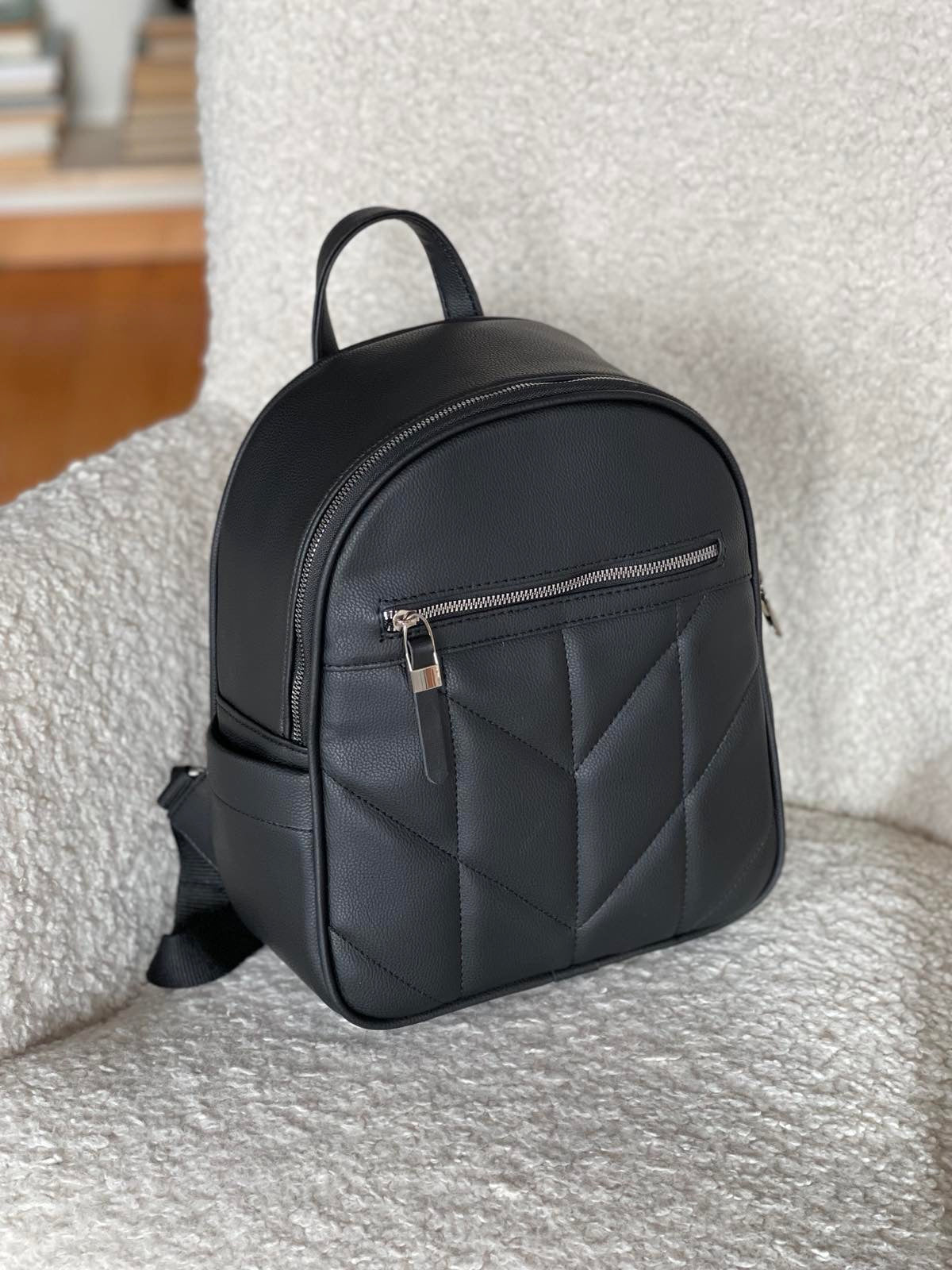 Дамска раница в черно