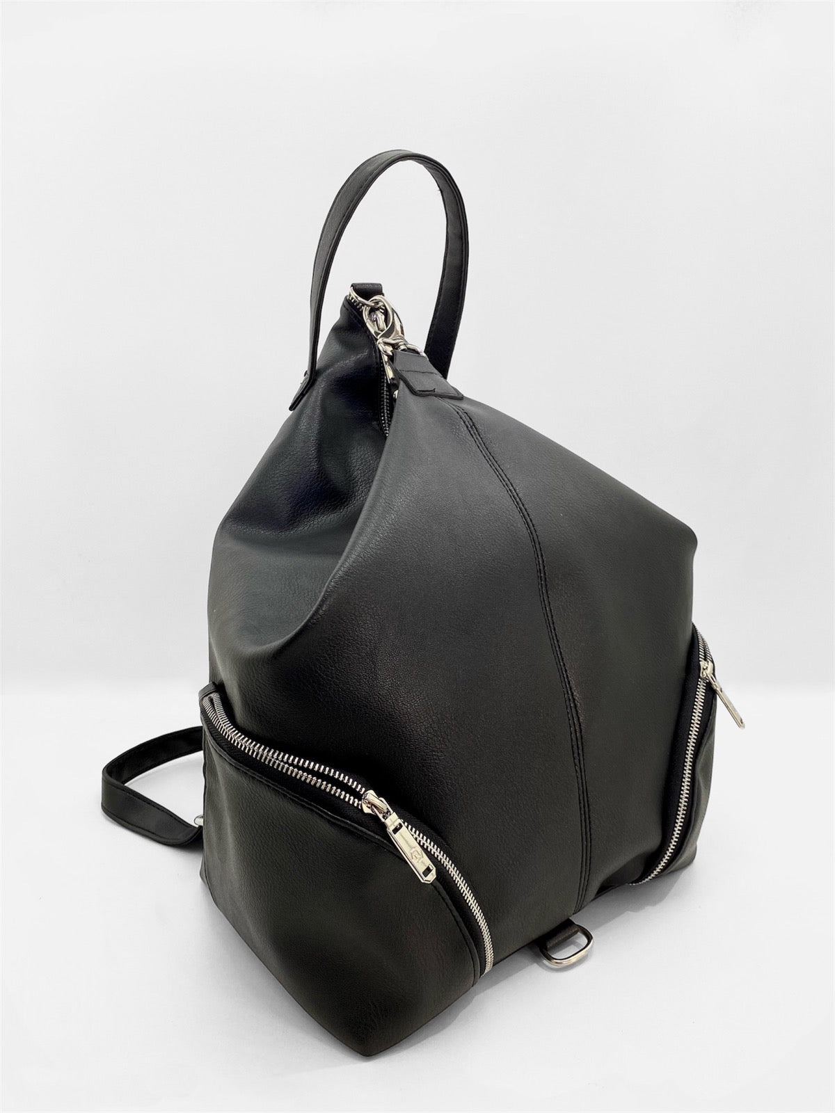 Раница в черен цвят