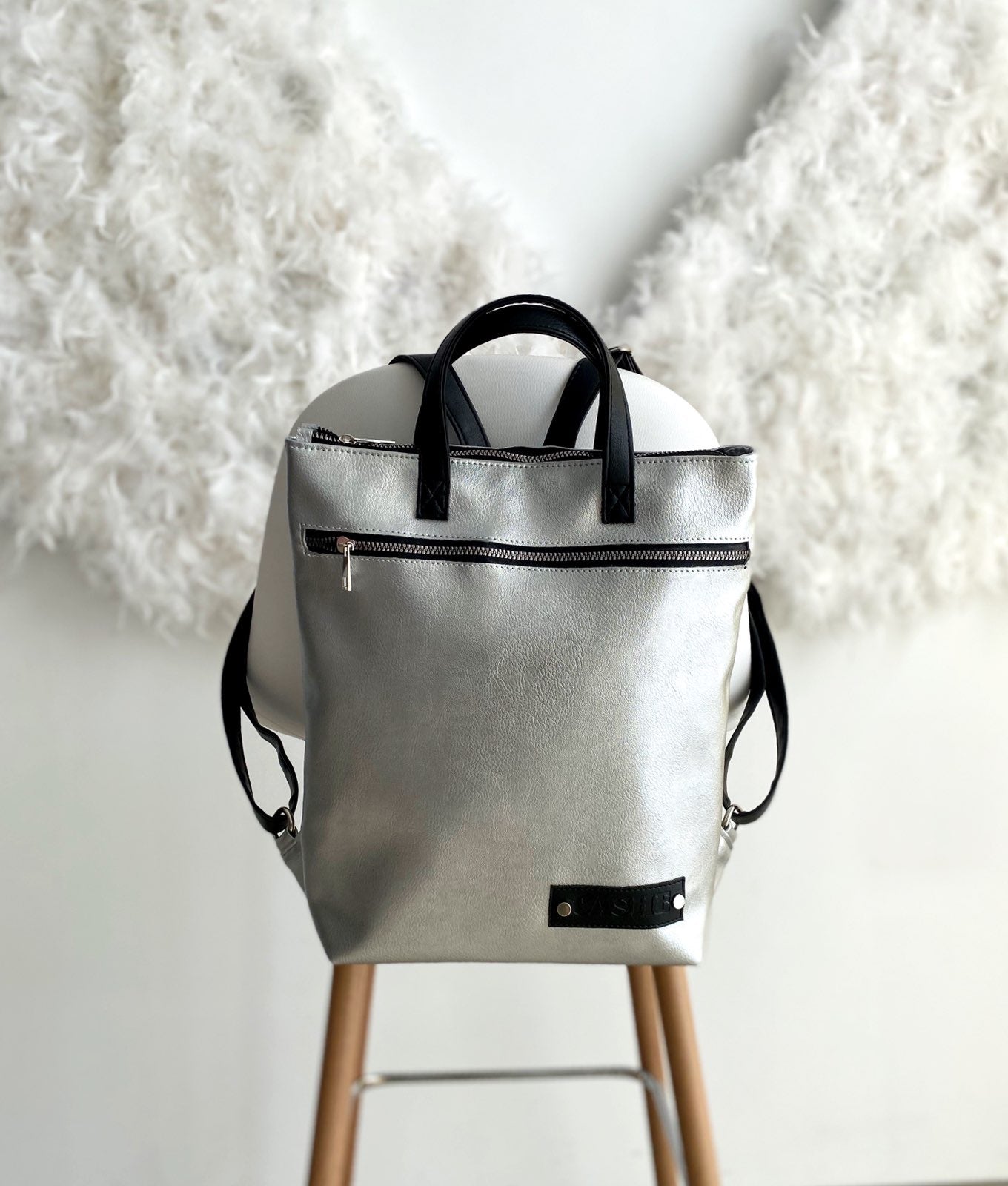 Раница в сребро и черно