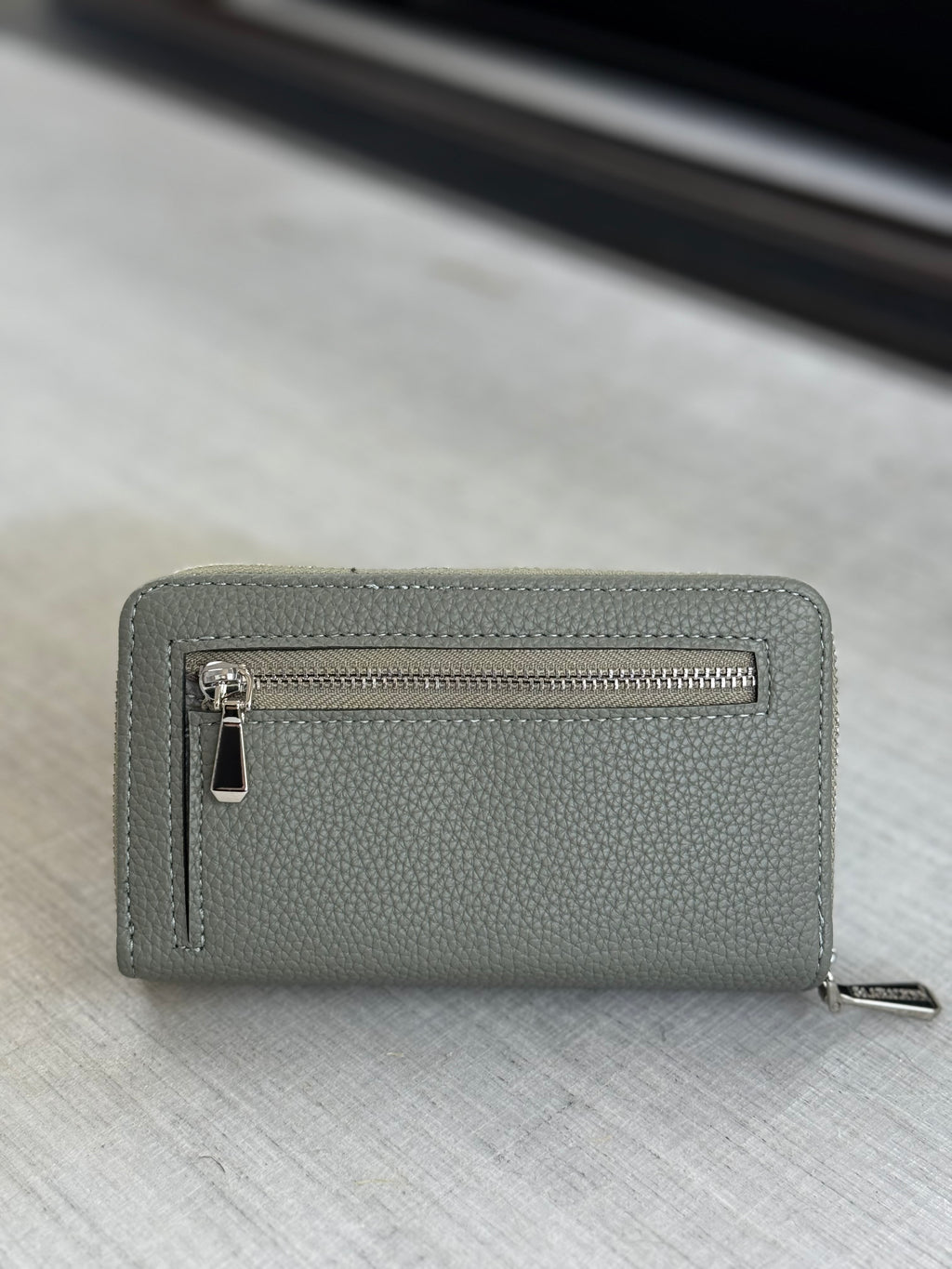 Дамско портмоне в резида