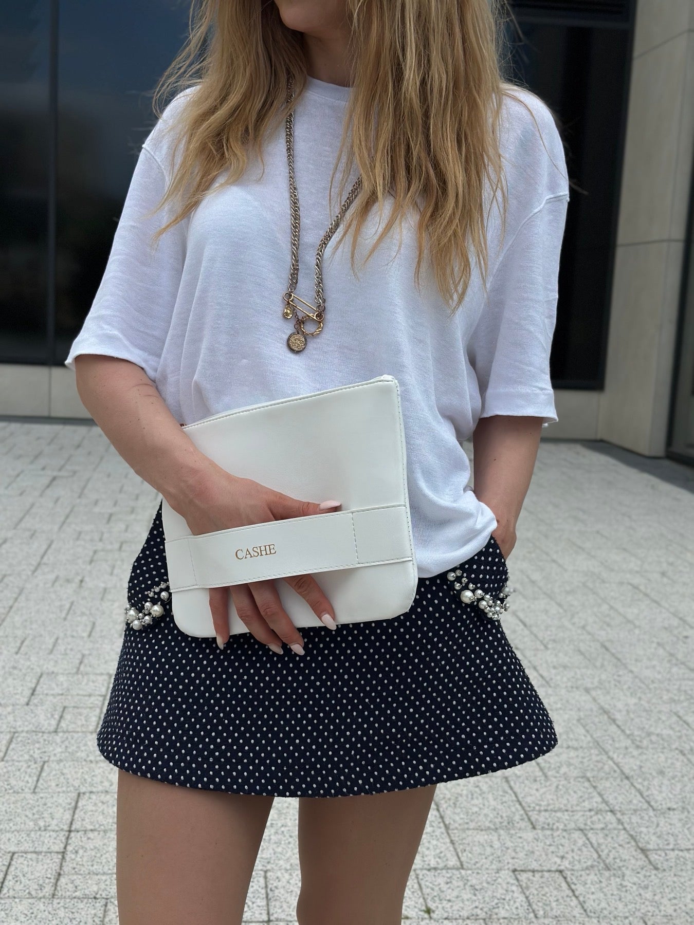 Клъч в бял цвят