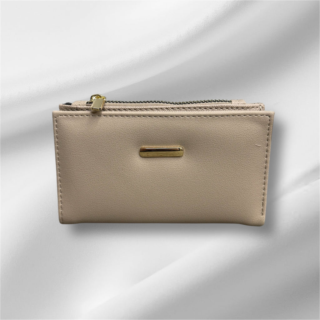 Дамски портфейл в бежово
