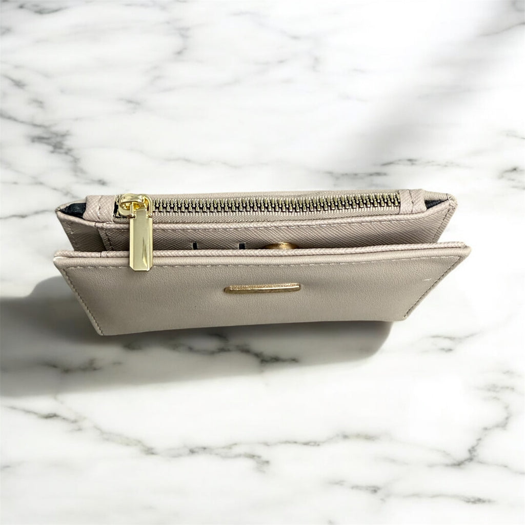 Дамски портфейл в бежово