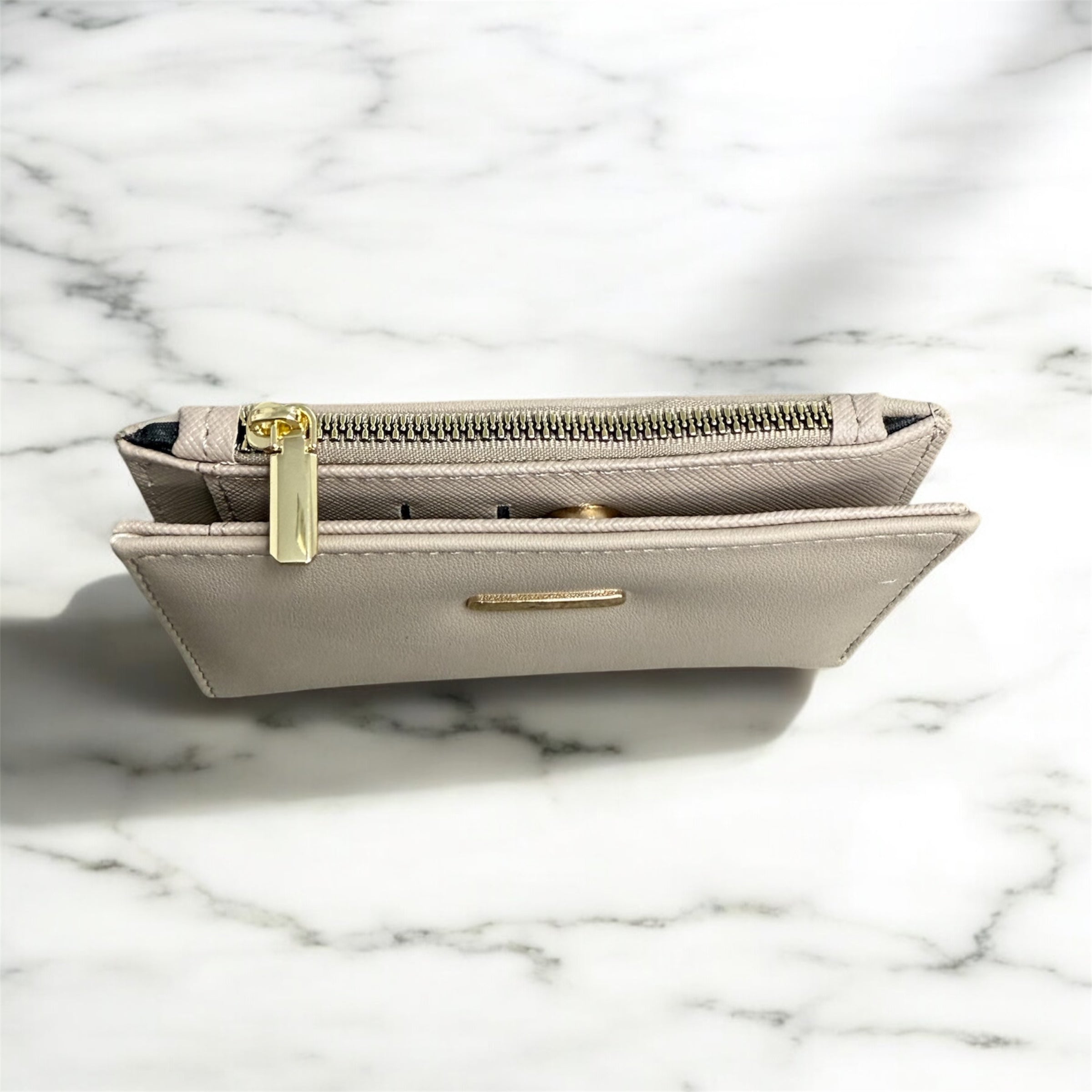 Дамски портфейл в бежово