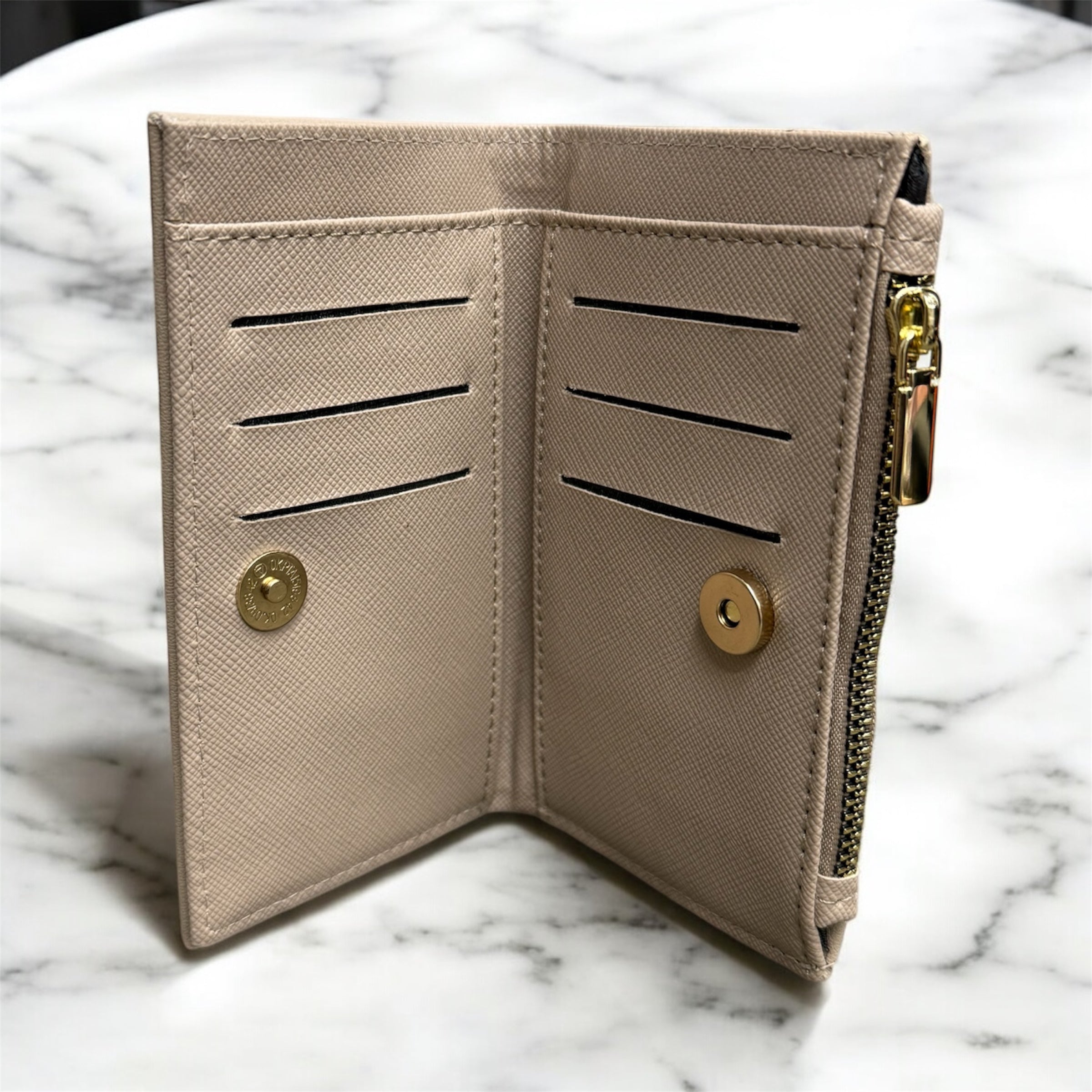 Дамски портфейл в бежово