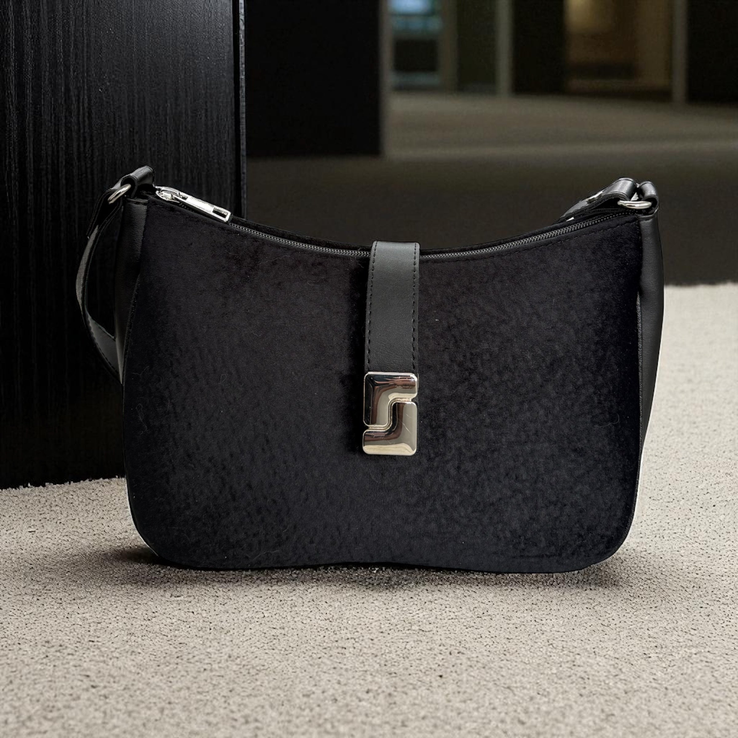 LOLA дамска чанта в черна ефектна кожа