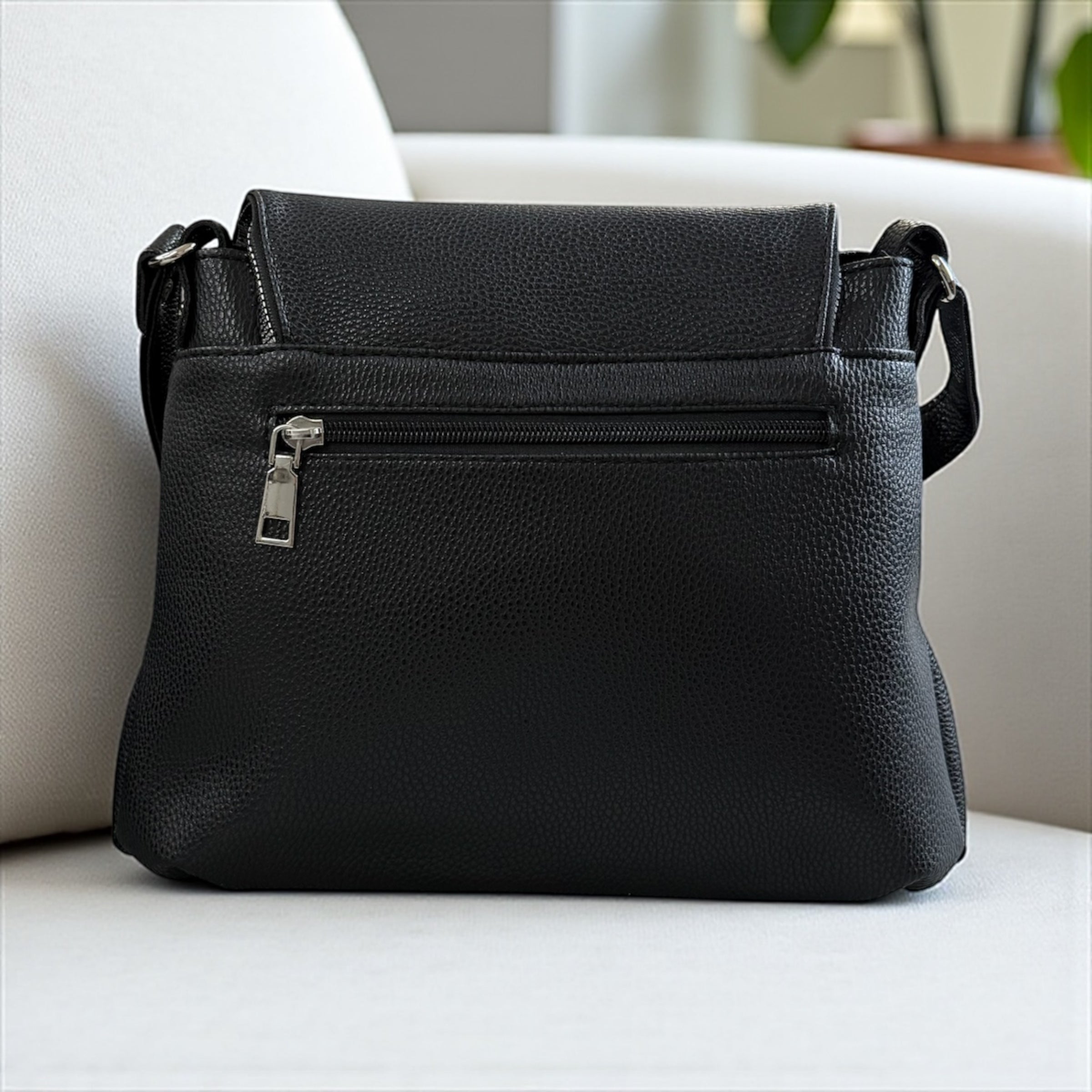 MIA black дамска чанта в черен цвят