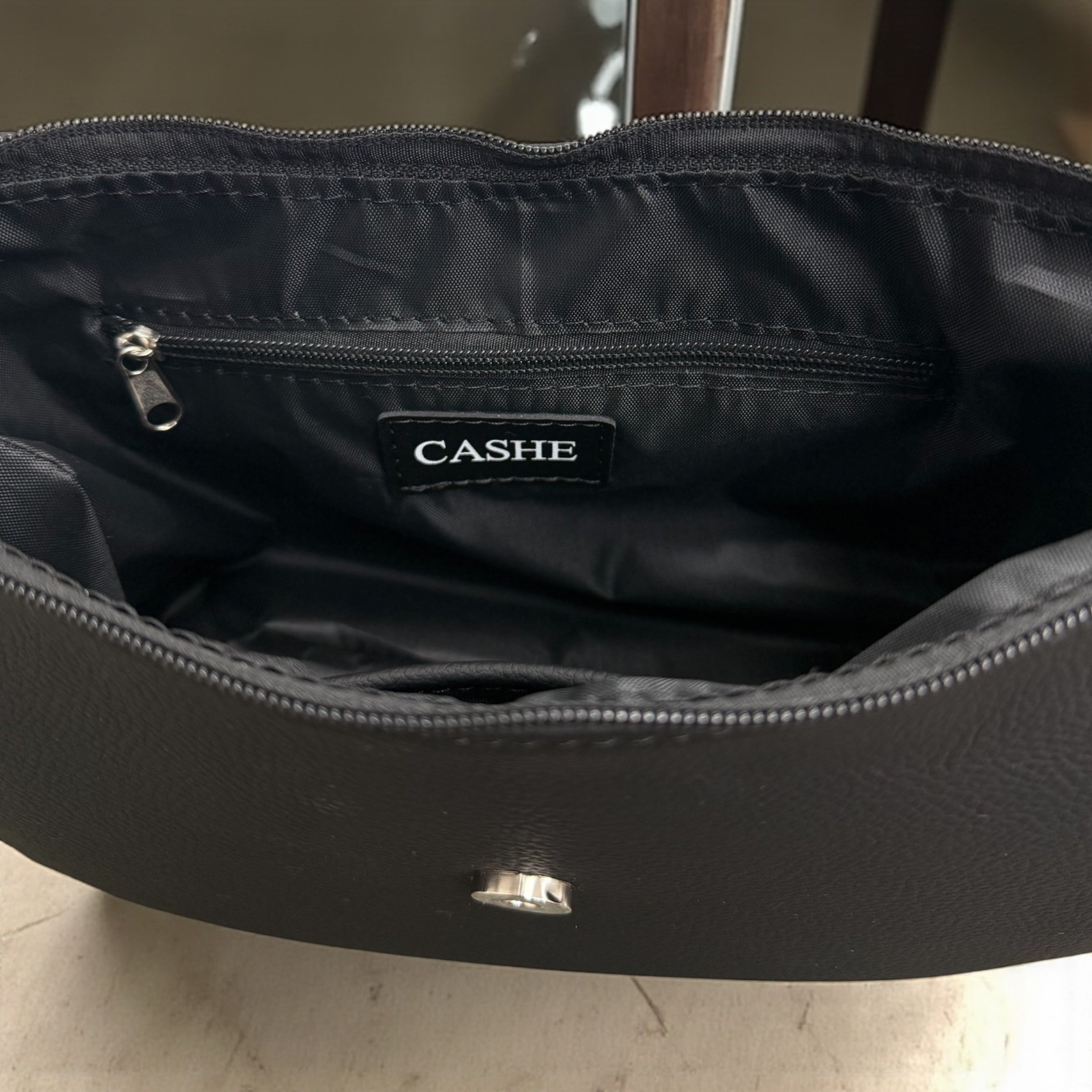 LOLA black- дамска чанта в черно