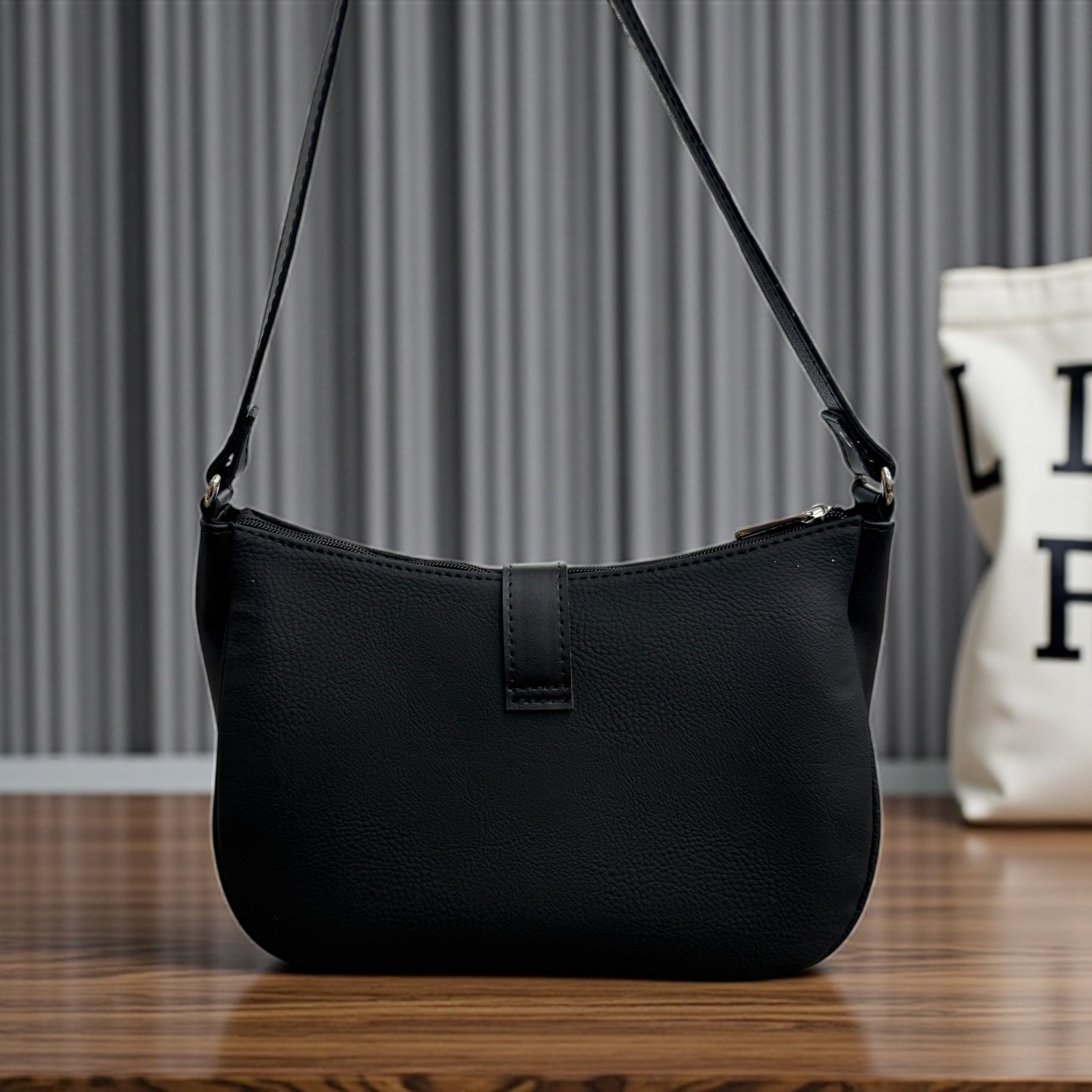 LOLA black- дамска чанта в черно