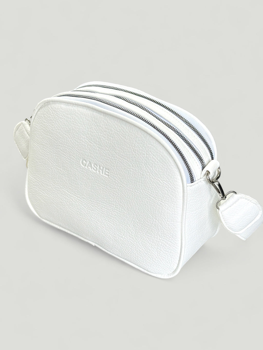 Дамска чанта в бяло