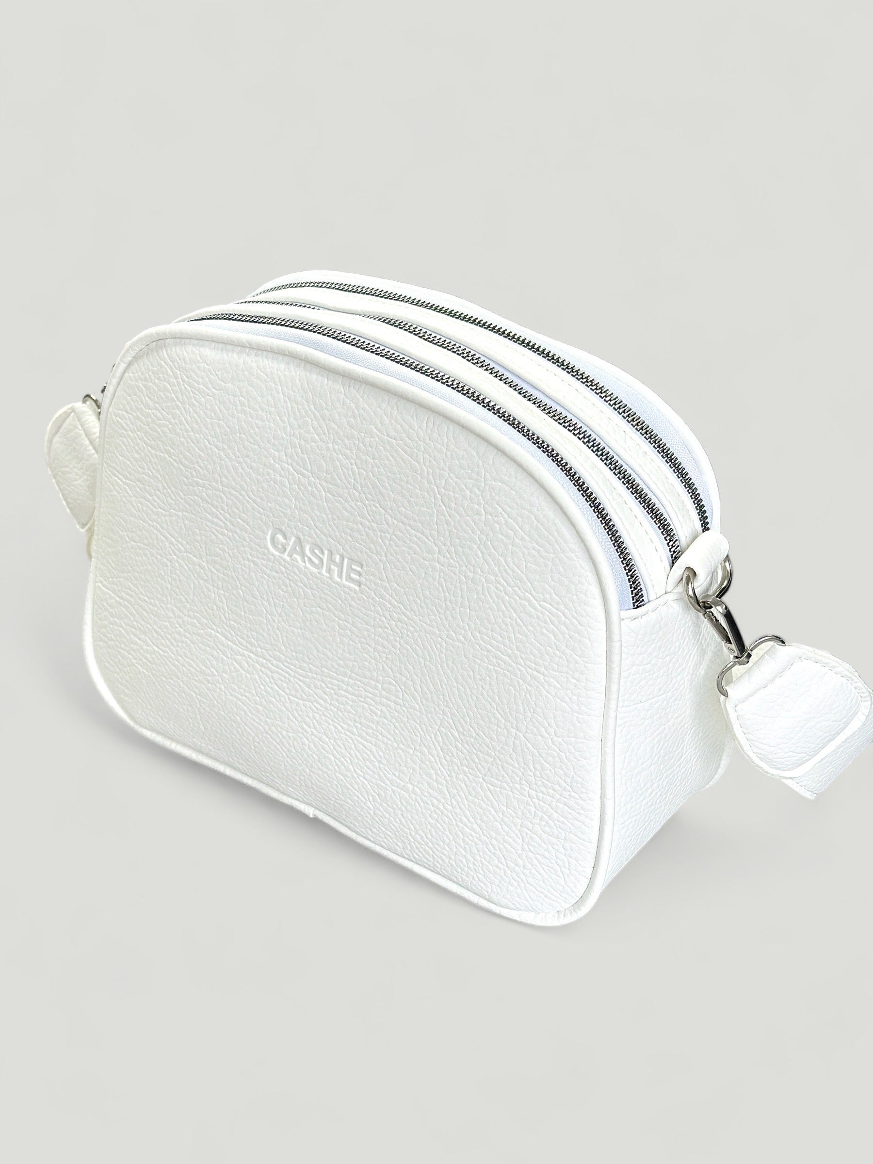 Дамска чанта в бяло