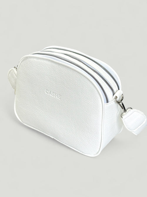 Дамска чанта в бяло